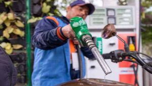 تیل سپلائی پر تشویش کی ضرورت نہیں، ملک میں پیٹرولیم مصنوعات وافر مقدار میں ہیں: مشیر وزیر خزانہ